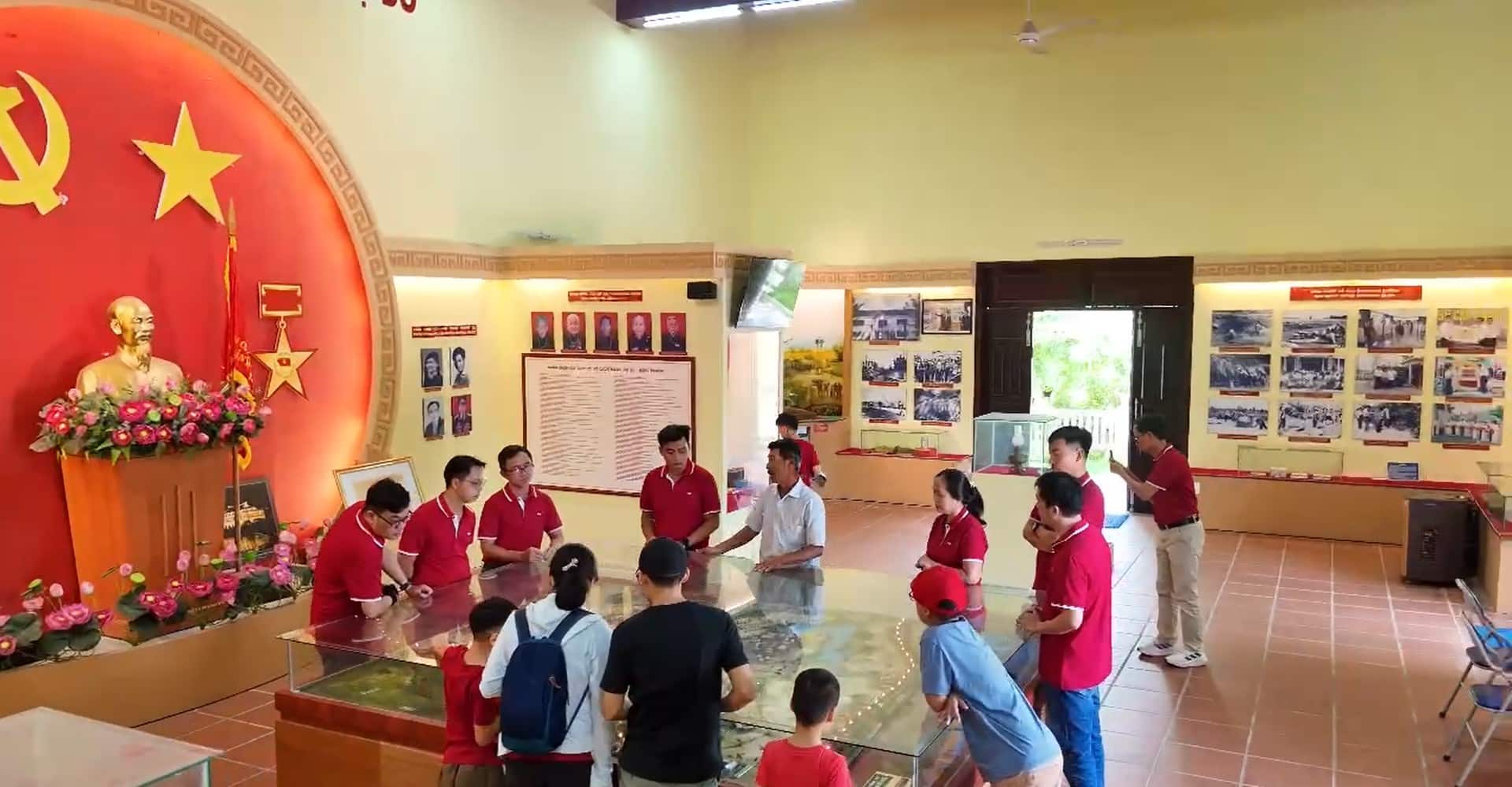 Toàn thể Đảng viên và đoàn viên Công đoàn CNMT đang lắng nghe giới thiệu về Khu căn cứ Lõm B1-Căn cứ trong lòng dân