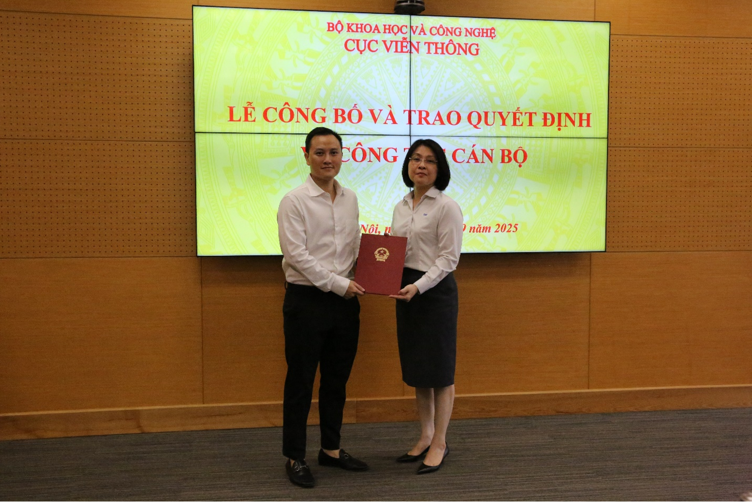 Ông Nguyễn Anh Cương, UV.BCH Đảng ủy Cục, Phó Cục Trưởng Cục Viễn thông trao Quyết định điều động bổ nhiệm cho Bà Lê Thị Thanh Nga.