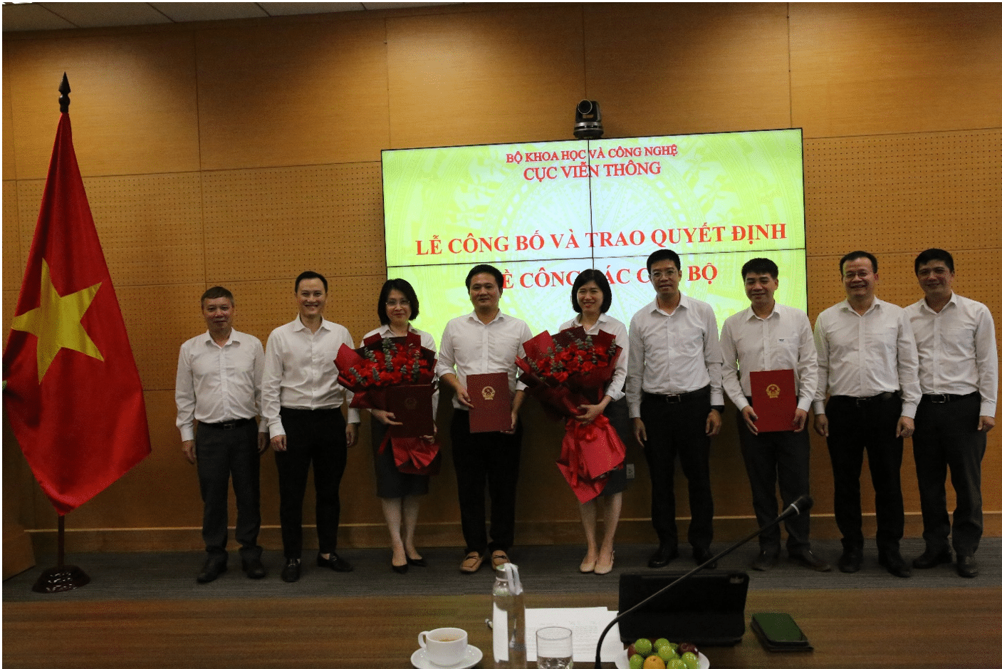 Lãnh đạo Cục Viễn thông và Lãnh đạo Trung tâm chúc mừng các cán bộ tại buổi lễ