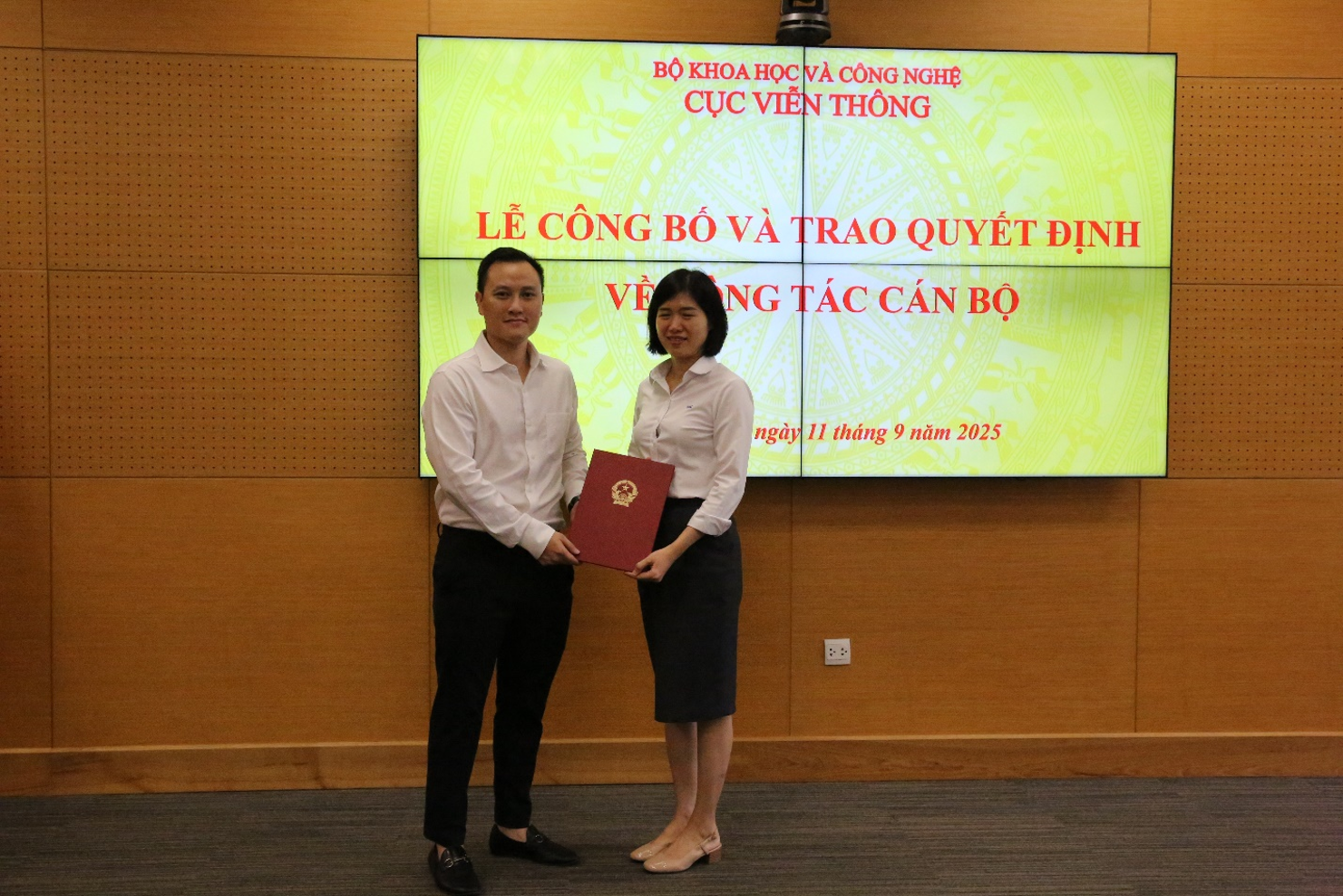 Ông Nguyễn Anh Cương, UV.BCH Đảng ủy Cục, Phó Cục Trưởng Cục Viễn thông trao Quyết định điều động bổ nhiệm cho Bà Đỗ Ngọc Trinh.