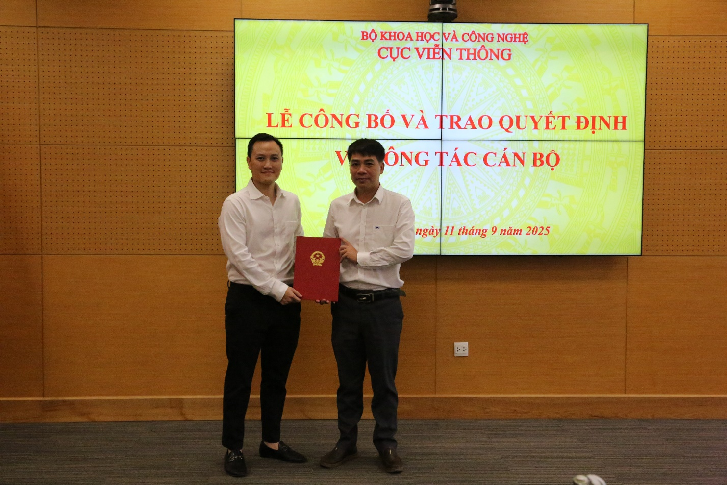 Ông Nguyễn Anh Cương, UV.BCH Đảng ủy Cục, Phó Cục Trưởng Cục Viễn thông trao Quyết định điều động bổ nhiệm cho ông Điền Văn Dũng.
