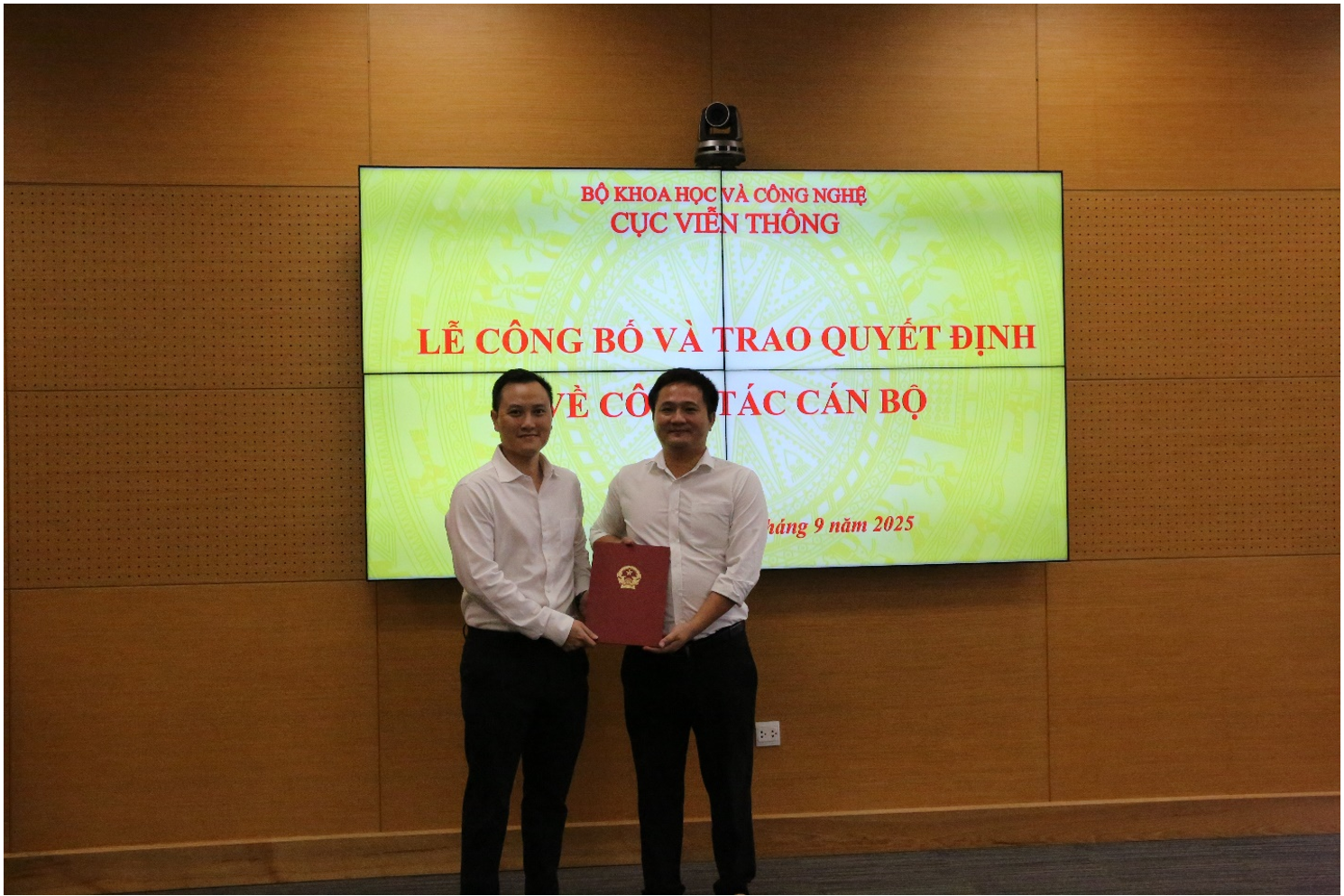 Ông Nguyễn Anh Cương, UV.BCH Đảng ủy Cục, Phó Cục Trưởng Cục Viễn thông trao Quyết định điều động bổ nhiệm cho ông Lê Tiến Cường. 