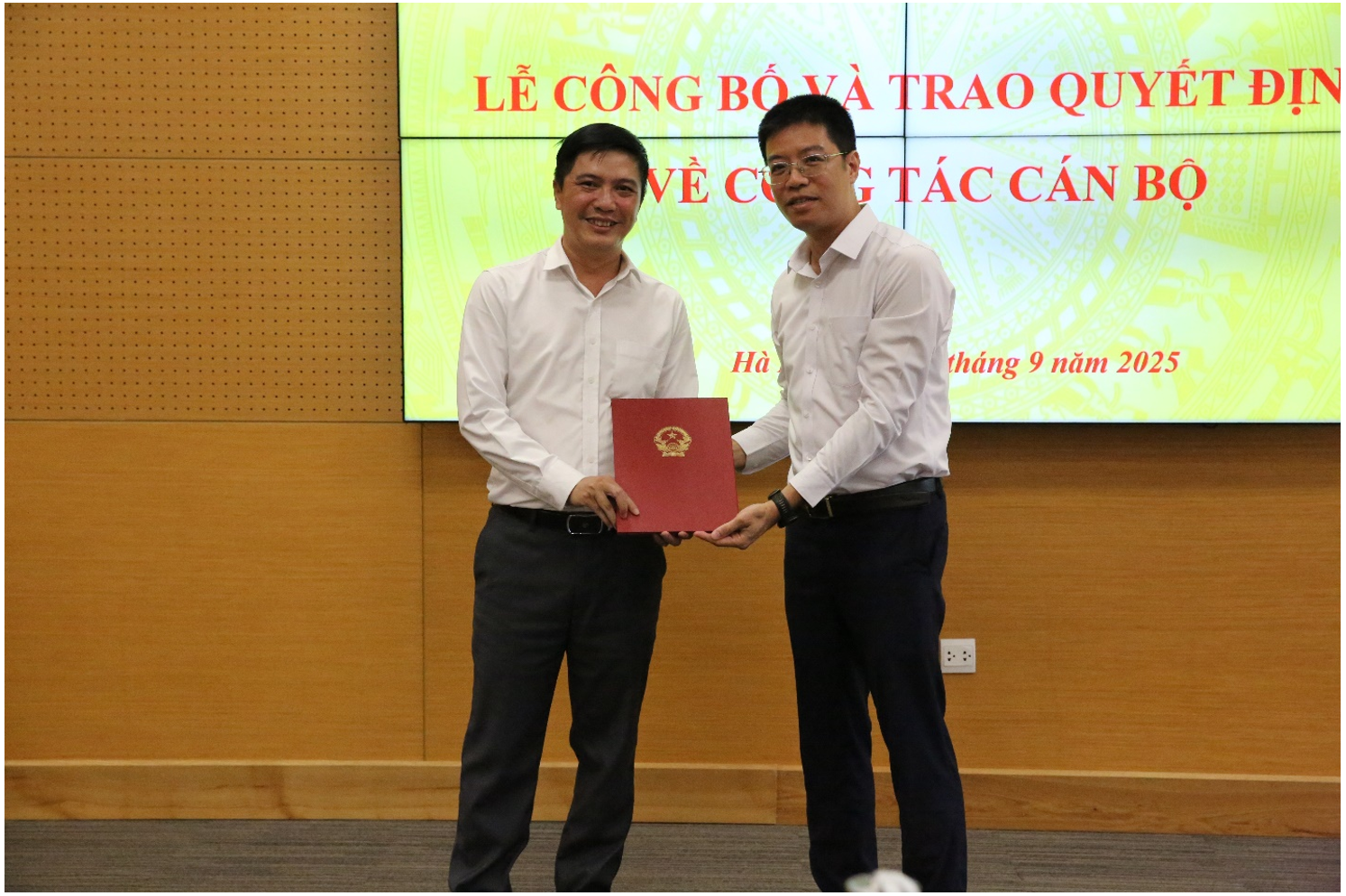 Ông Nguyễn Thành Chung, Bí thư Đảng ủy Cục,Cục Trưởng Cục Viễn thông trao Quyết định bổ nhiệm lại có thời hạn 05 năm cho Ông Vũ Long.