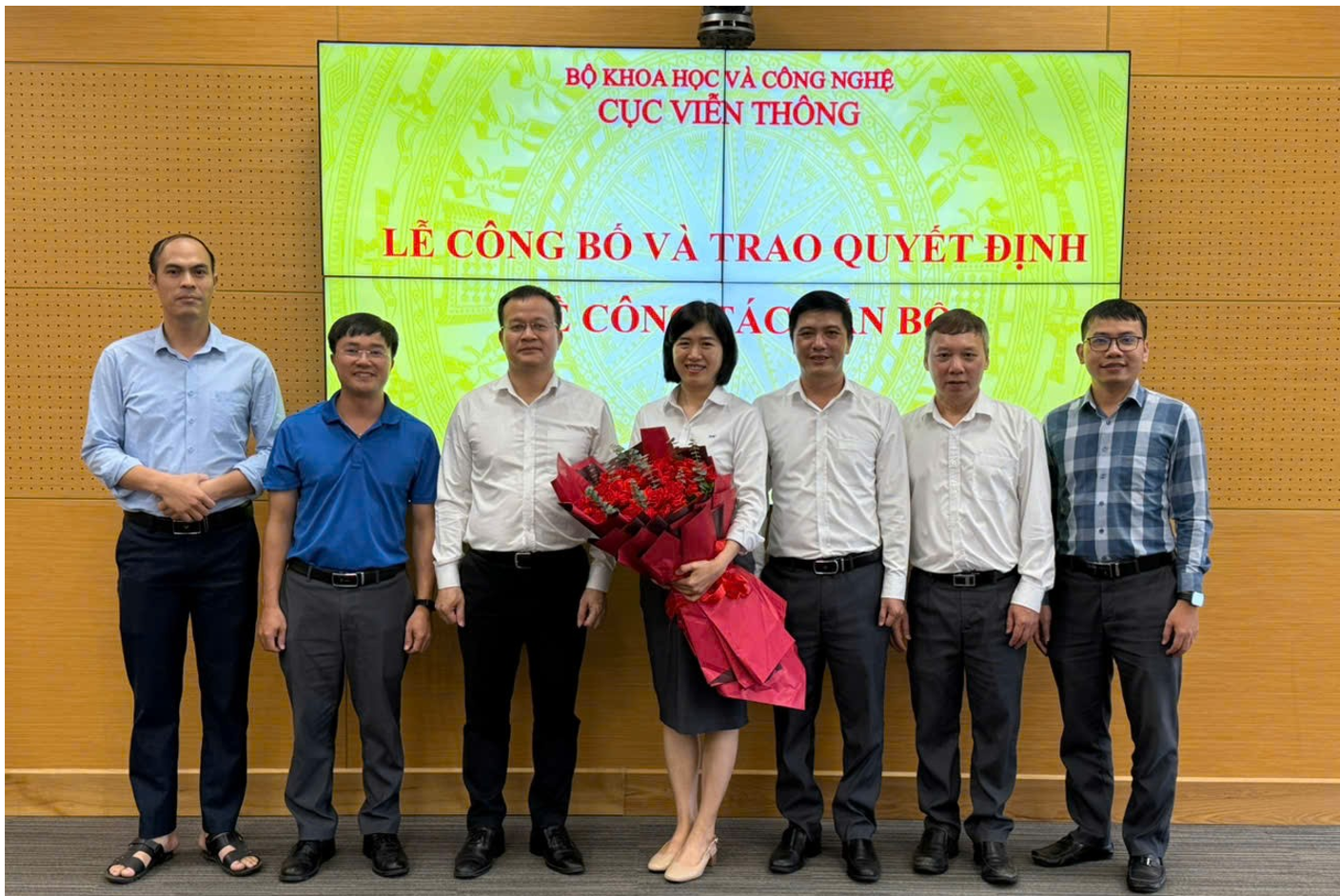 Lãnh đạo Trung tâm chúc mừng các cán bộ lãnh đạo cấp Phòng được trao quyết định bổ nhiệm