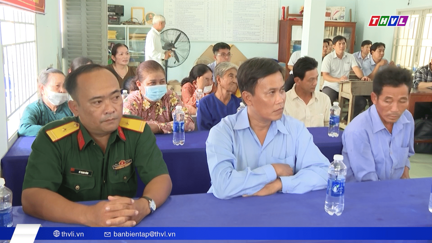 Đại diện người dân địa phương tham dự buổi làm việc và lắng nghe thông tin về hoạt động đo kiểm trường điện từ tại khu vực đặt trạm BTS