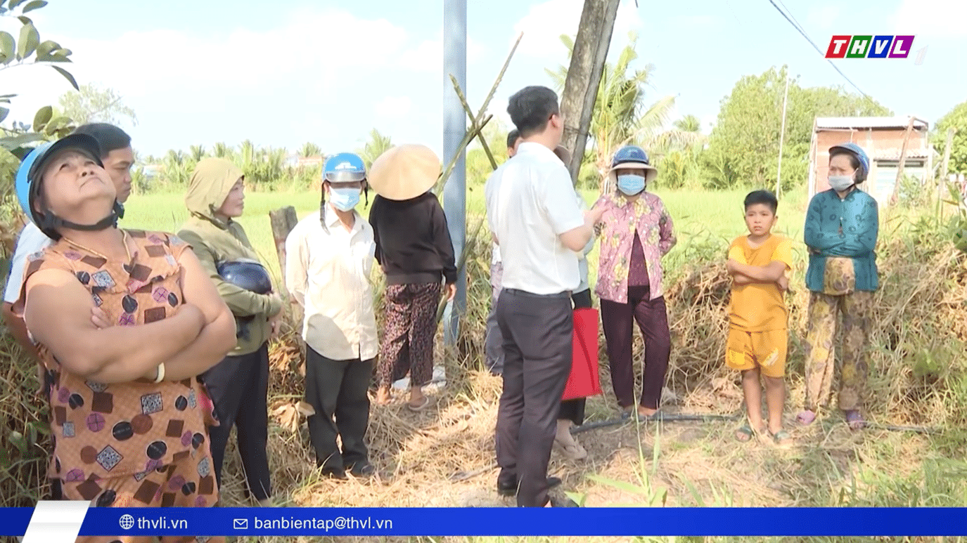 Cán bộ chuyên môn trao đổi, giải thích cho người dân về nguyên lý hoạt động của trạm BTS và phương pháp đo kiểm phơi nhiễm trường điện từ