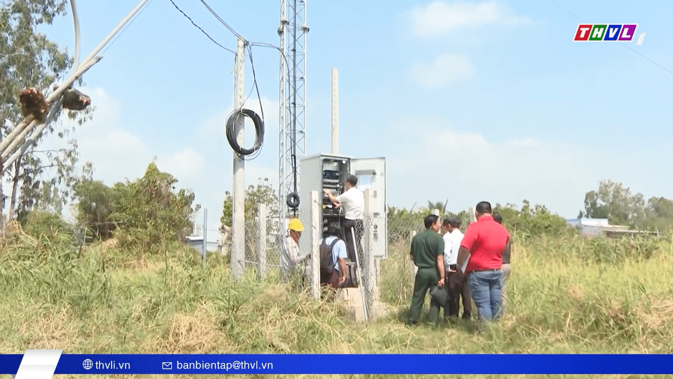 Cán bộ kỹ thuật kiểm tra hệ thống thiết bị tại trạm thu phát sóng thông tin di động trong quá trình tổ chức đo kiểm phơi nhiễm trường điện từ