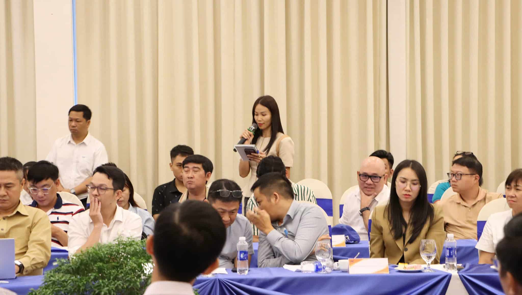 Đại diện doanh nghiệp nêu câu hỏi tại Hội nghị.