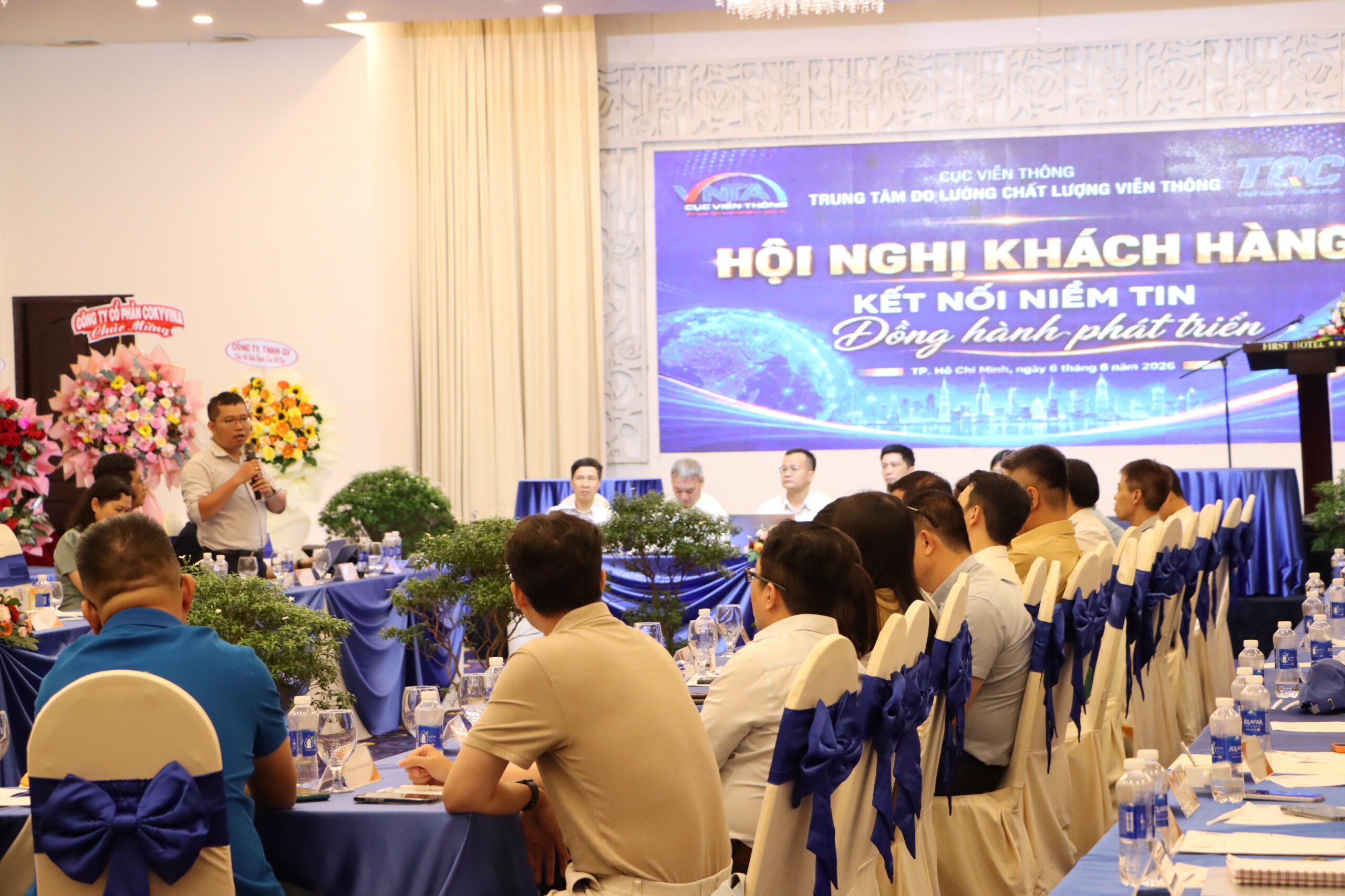 Đại diện Ủy ban Tiêu chuẩn Đo lường Chất lượng Quốc gia (TĐC) tiếp thu các kiến nghị về chính sách của khách hàng tại hội nghị