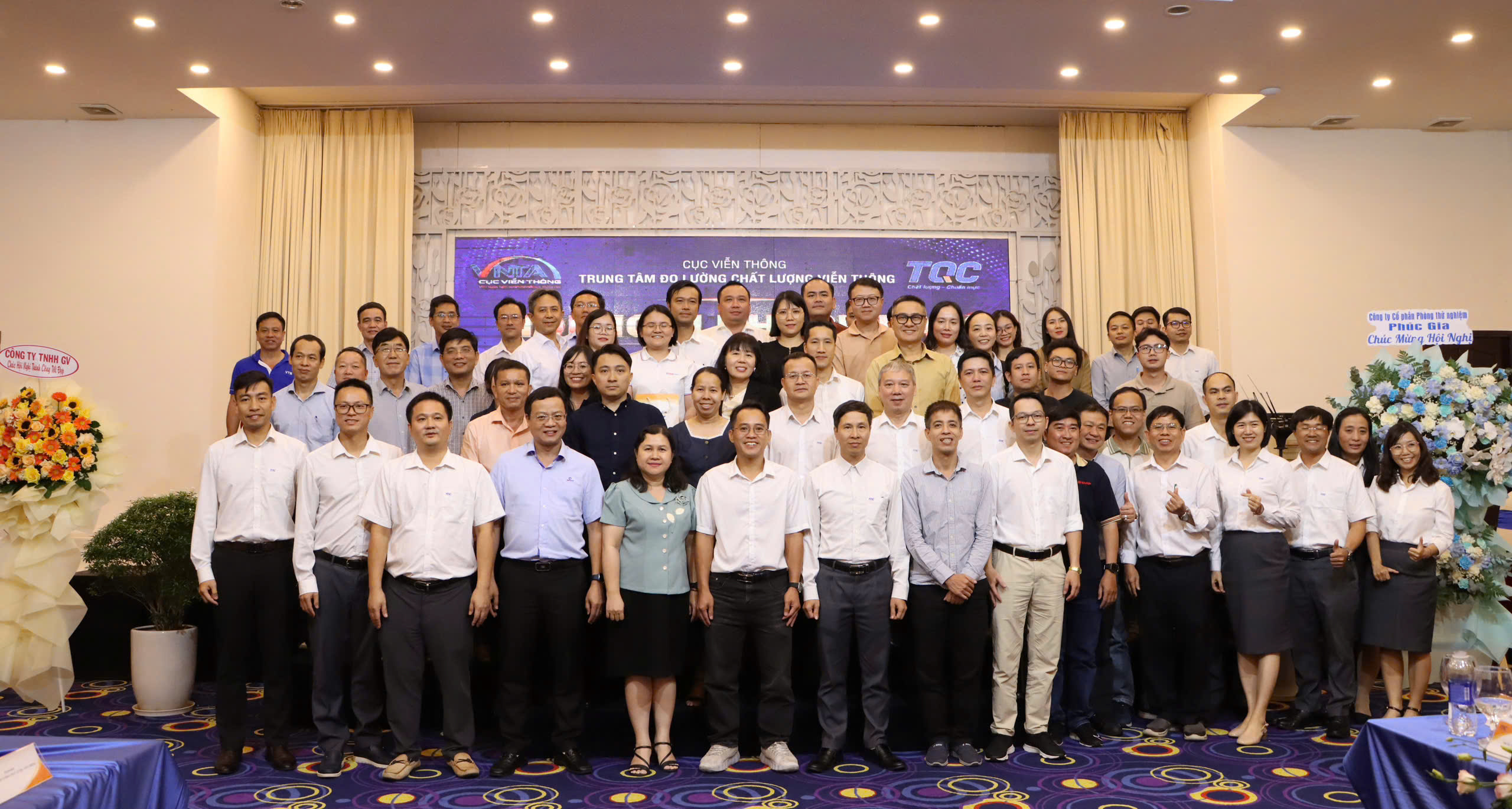 Đại diện lãnh đạo, cán bộ, nhân viên Trung tâm chụp hình lưu niệm cùng đại diện khách hàng, cơ quan quản lý sau Hội nghị.