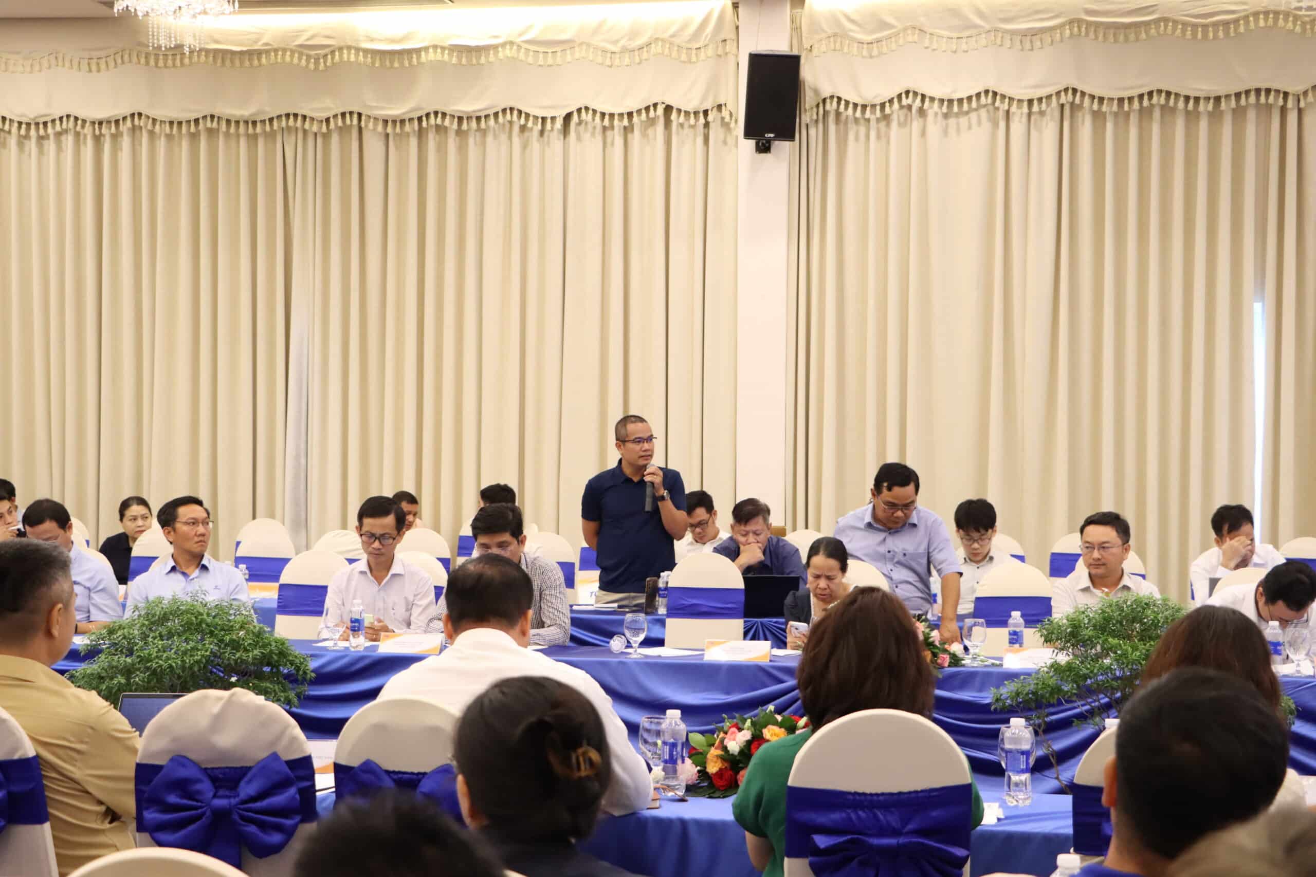 Đại diện khách hàng đặt câu hỏi tại hội nghị