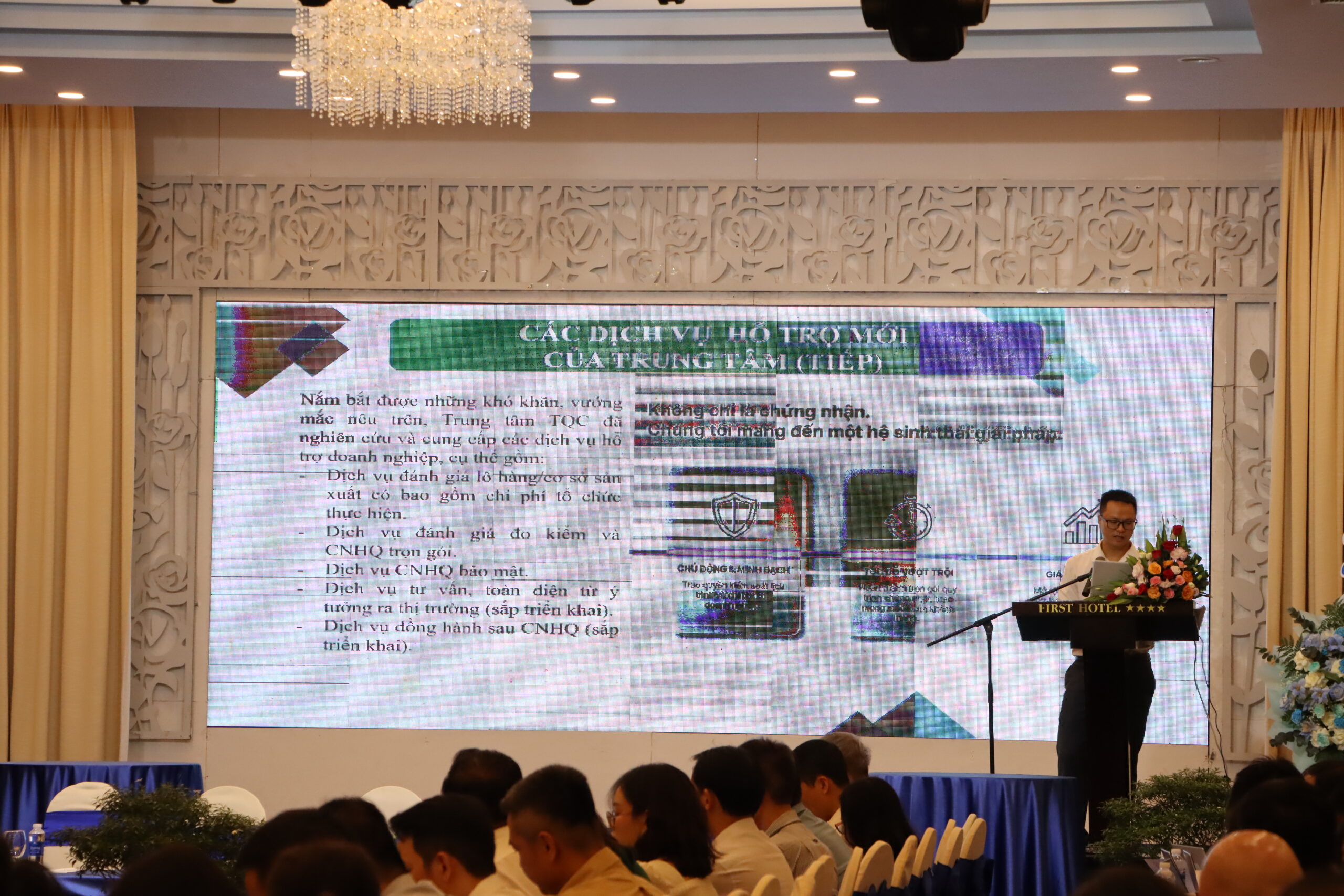 Đại diện bộ phận một cửa giới thiệu dịch vụ hỗ trợ mới của TQC tại hội nghị